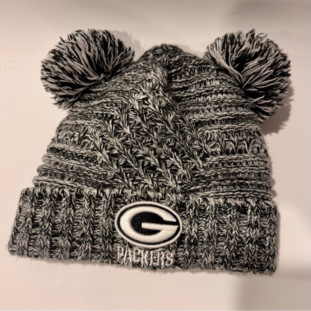 NFL Green Bay Packers Women’s Black and White Pom-Pom Beanie